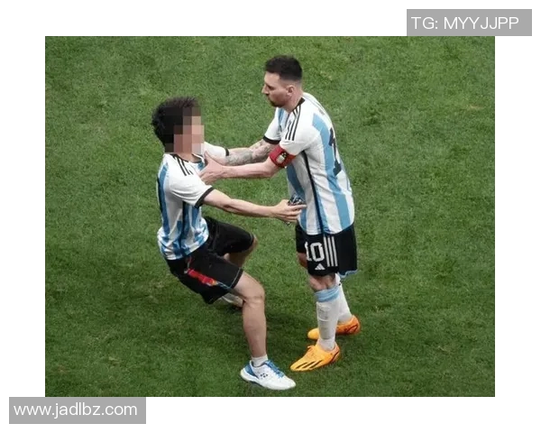 足球明星在采访中意外遭遇热情球迷的感人瞬间与互动故事