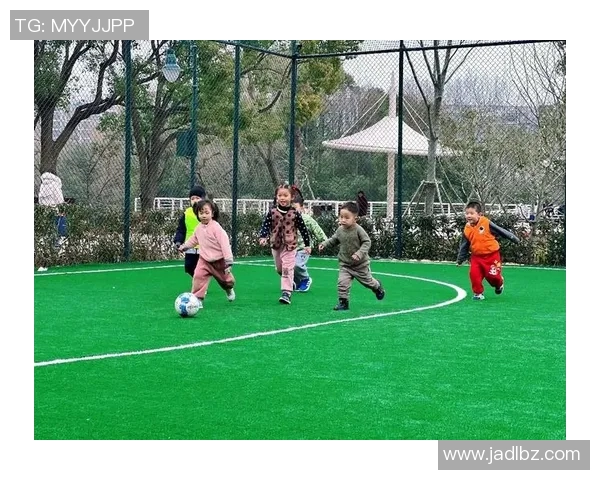 足球明星温馨瞬间与儿子共享快乐时光的感人照片展示家庭幸福的美好画面 足球明星温馨瞬间与儿子共享快乐时光的感人照片展示家庭幸福的美好画面