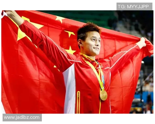 中国足球明星传递正能量激励年轻人追梦与拼搏精神